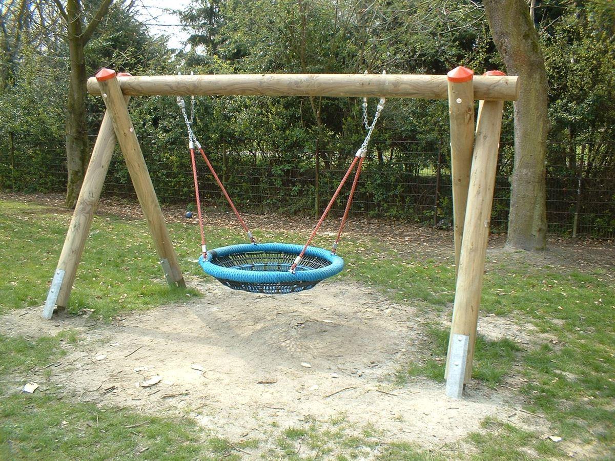 Nestschaukel mit Holzgestell