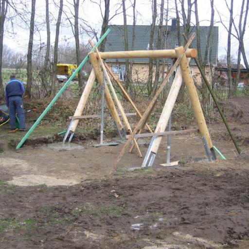Das Holzgerüst der Nestschaukel beim Aufbau