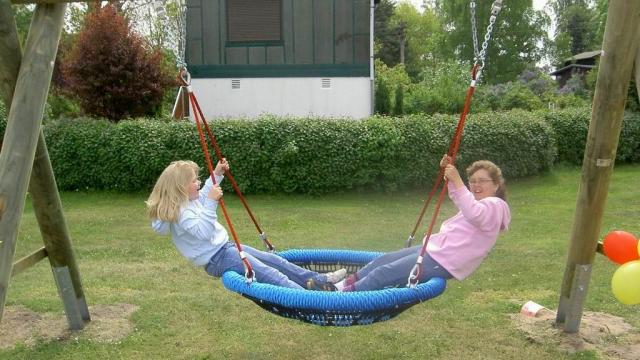 Gemeinsam schaukeln dank geräumigem Korb.